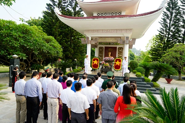 Đoàn đại biểu dâng hương tại Nhà bia tưởng niệm Chủ tịch Hồ Chí Minh. Bí thư Tỉnh ủy Nguyễn Văn Vịnh dâng hương tưởng nhớ Chủ tịch Hồ Chí Minh.