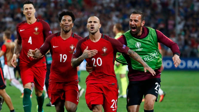Niềm vui của các cầu thủ Bồ Đào Nha sau khi Quaresma (số 20) thực hiện thành công quả sút thứ 5, giúp Bồ Đào Nha giành chiến thắng và đoạt vé vào bán kết. Ảnh: Reuters