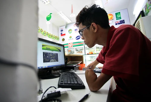 Ban ngày Khang làm công việc của một nhân viên marketing online ở một cửa hàng bán hoa quả sạch. “Dù lương không cao nhưng công việc marketing online có thể là một hướng mới để mình phát triển bản thân.” Khang chia sẻ.