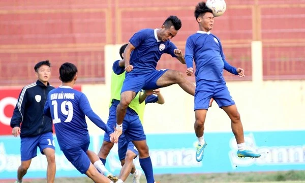 Các đội dự VCK U.19 ráo riết tập luyện trên sân Nha Trang.