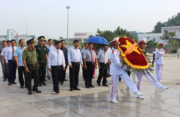 Tiếp đó, đoàn đã đến đặt vòng hoa và dâng hương tại Đài tưởng niệm các anh hùng liệt sỹ.