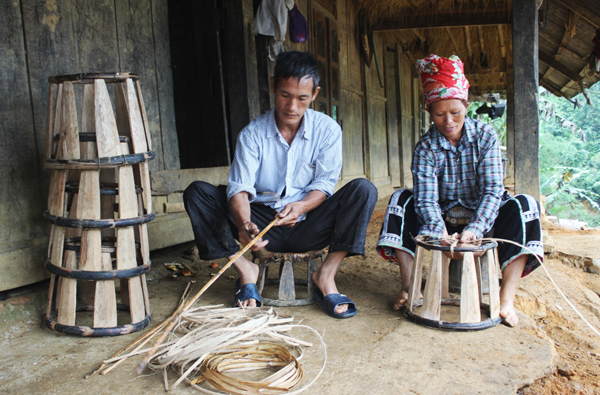 Anh Phàn Phù Thàng và vợ tranh thủ đan ghế mây lúc nông nhàn. Anh Phàn Phù Thàng và vợ tranh thủ đan ghế mây lúc nông nhàn.
