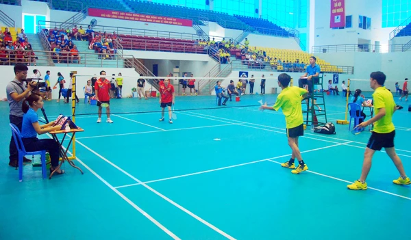 Thi đấu môn cầu lông. Môn bóng bàn diễn ra hấp dẫn ngay từ những trận đấu đầu tiên.