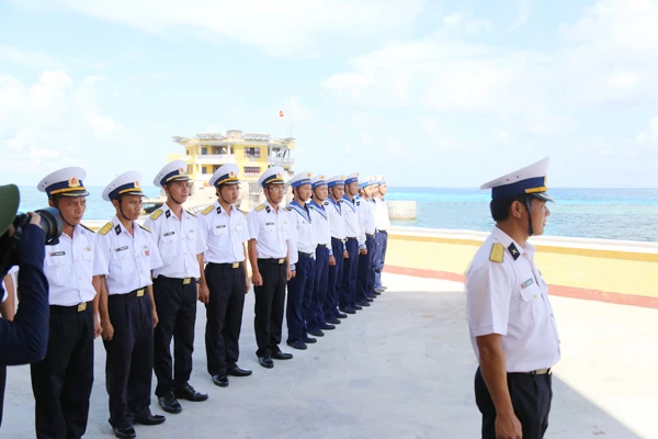 Cán bộ, chiến sỹ trên đảo trong đội hình chờ đón khách.