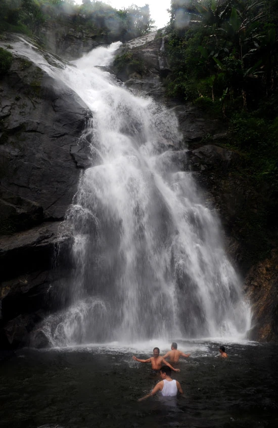 Đường vào thác Đầu Nhuần. Dưới chân tầng thác thứ 3. Đường chinh phục đỉnh thác. Tiết thu se lạnh, nhiều người vẫn tranh thủ cơ hội tắm thác Đầu Nhuần. Những đồi chè mênh mông trùng điệp tạo thêm điểm nhấn cho du khách khi tới thăm thác Đầu Nhuần. Đường vào thác Đầu Nhuần. Dưới chân tầng thác thứ 3. Đường chinh phục đỉnh thác. Tiết thu se lạnh, nhiều người vẫn tranh thủ cơ hội tắm thác Đầu Nhuần. Những đồi chè mênh mông trùng điệp tạo thêm điểm nhấn cho du khách khi tới thăm thác Đầu Nhuần.