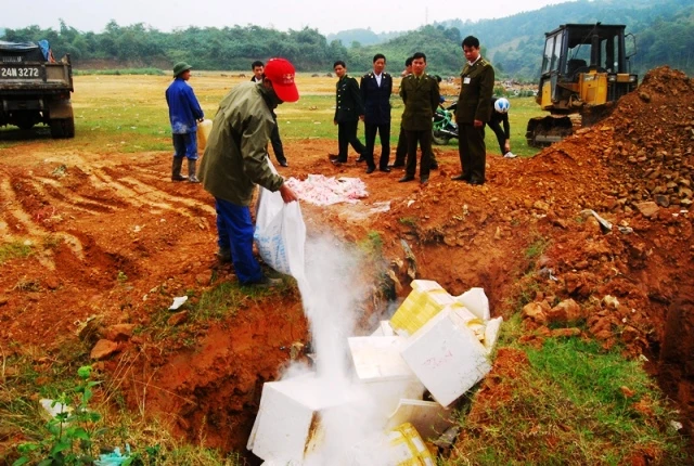 Tiêu hủy hàng hóa, thực phẩm bẩn nhập lậu ở Lào Cai.
