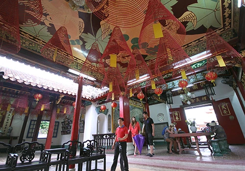 Nhiều kiến trúc nhà cửa, hội quán ở Hội An mang hơi hướng kiến trúc Trung Quốc do những người gốc Hoa sang sinh sống, xây dựng.