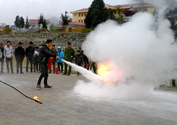 Các học viên thực hành chữa cháy.