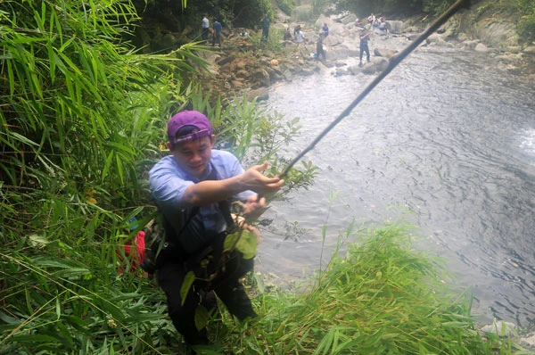 Đường vào thác Đầu Nhuần. Dưới chân tầng thác thứ 3. Đường chinh phục đỉnh thác. Tiết thu se lạnh, nhiều người vẫn tranh thủ cơ hội tắm thác Đầu Nhuần. Những đồi chè mênh mông trùng điệp tạo thêm điểm nhấn cho du khách khi tới thăm thác Đầu Nhuần. Đường vào thác Đầu Nhuần. Dưới chân tầng thác thứ 3. Đường chinh phục đỉnh thác. Tiết thu se lạnh, nhiều người vẫn tranh thủ cơ hội tắm thác Đầu Nhuần. Những đồi chè mênh mông trùng điệp tạo thêm điểm nhấn cho du khách khi tới thăm thác Đầu Nhuần.