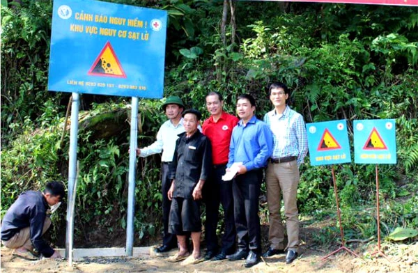 Cắm biển cảnh báo nguy hiểm khu vực có nguy cơ sạt lở tại huyện Bát Xát.