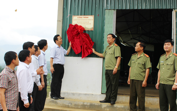 Các đại biểu dự lễ bàn giao công trình.