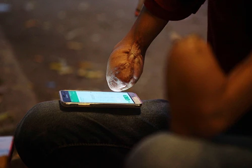 Tai nạn cướp đi đôi bàn tay của Khang nhưng nhờ dày công tập luyện mà anh vẫn có thể cầm nắm, viết, sử dụng điện thoại, máy vi tính như bao người bình thường.