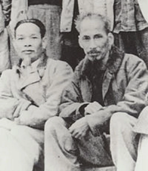 Cụ Hồ Tùng Mậu và Bác Hồ.