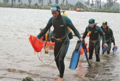 Các chiến đấu viên hoàn thành nhiệm vụ huấn luyện lặn biển về bờ.