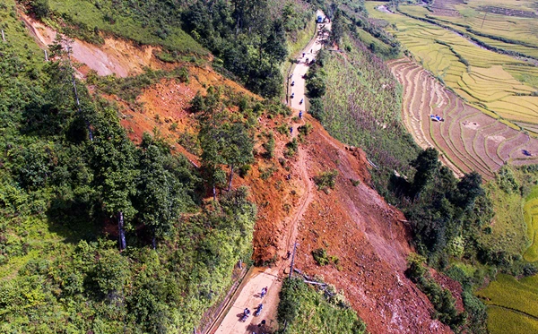 Hàng nghìn m3 đất đá vùi lấp tuyến đường vào xã Tả Phìn.