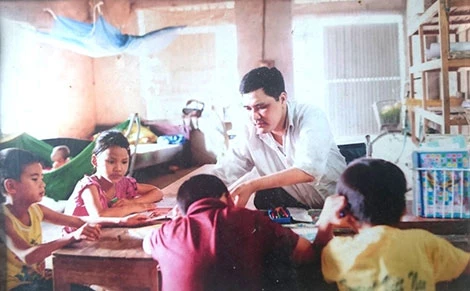 Thầy Trường đã giúp cho hàng trăm cháu học sinh trong làng học khá dần lên, viết chữ đẹp hơn.
