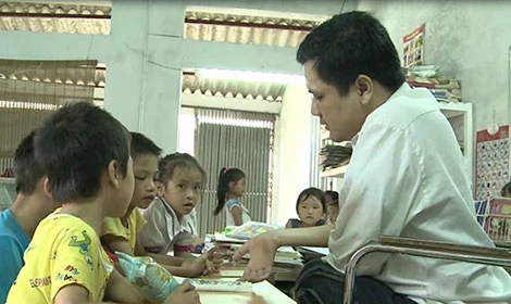 Thầy giáo Phùng Văn Trường đang giảng bài tại lớp học tình thương.