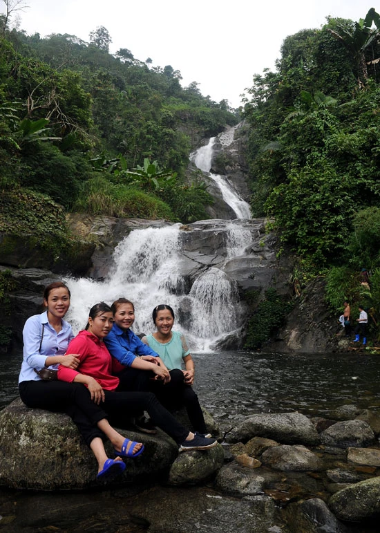 Đường vào thác Đầu Nhuần. Dưới chân tầng thác thứ 3. Đường chinh phục đỉnh thác. Tiết thu se lạnh, nhiều người vẫn tranh thủ cơ hội tắm thác Đầu Nhuần. Những đồi chè mênh mông trùng điệp tạo thêm điểm nhấn cho du khách khi tới thăm thác Đầu Nhuần. Đường vào thác Đầu Nhuần. Dưới chân tầng thác thứ 3. Đường chinh phục đỉnh thác. Tiết thu se lạnh, nhiều người vẫn tranh thủ cơ hội tắm thác Đầu Nhuần. Những đồi chè mênh mông trùng điệp tạo thêm điểm nhấn cho du khách khi tới thăm thác Đầu Nhuần.