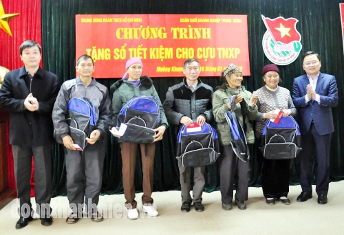 Cán bộ Trung ương Đoàn thanh niên Cộng sản Hồ Chí Minh tặng quà cho cựu thanh niên xung phong.