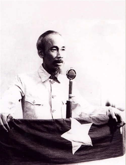 Chủ tịch Hồ Chí Minh đọc Tuyên ngôn Độc lập. Ảnh tư liệu.