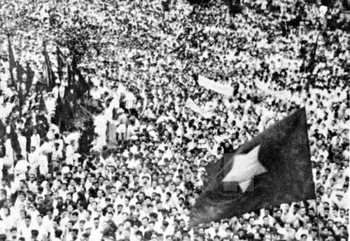 Quảng trường Ba Đình, ngày Độc lập 2/9/1945. Ảnh tư liệu.