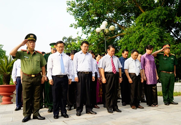Đoàn đại biểu dâng hương tại Nhà bia tưởng niệm Chủ tịch Hồ Chí Minh. Bí thư Tỉnh ủy Nguyễn Văn Vịnh dâng hương tưởng nhớ Chủ tịch Hồ Chí Minh.
