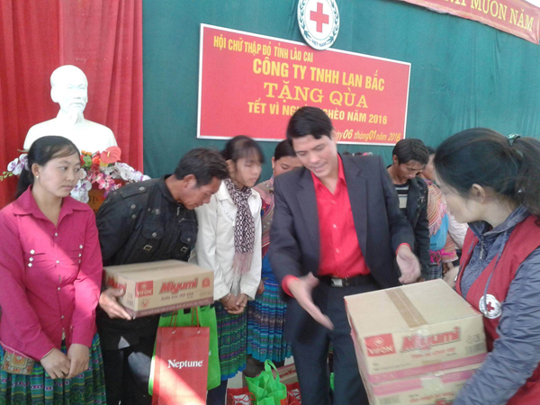 Cán bộ Hội Chữ thập đỏ tỉnh trao quà cho bà con.
