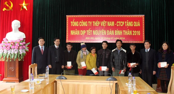 Trao quà cho các gia đình chính sách, hộ nghèo huyện Bắc Hà. Trao quà cho các gia đình chính sách, hộ nghèo huyện Bắc Hà.