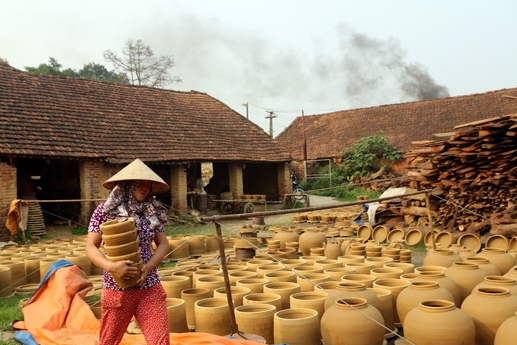 Gốm không dùng men nung trong lò bàu truyền thống ở 1300 độ C nên rất bền. Gốm không dùng men nung trong lò bàu truyền thống ở 1300 độ C nên rất bền.