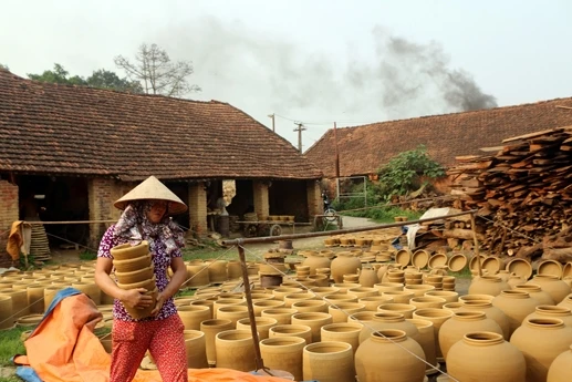 Gốm không dùng men nung trong lò bàu truyền thống ở 1300 độ C nên rất bền.