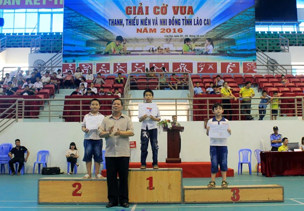 Ban tổ chức trao giải Nhất, Nhì, Ba nội dung đơn nam, lứa tuổi dưới 10 tuổi. Ban tổ chức trao giải Nhất, Nhì, Ba nội dung đơn nam, lứa tuổi dưới 10 tuổi.