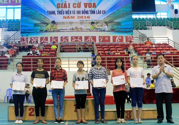 Ban tổ chức trao giải Khuyến khích nội dung đơn nữ lứa tuổi 13 – 14 tuổi. Ban tổ chức trao giải Khuyến khích nội dung đơn nữ lứa tuổi 13 – 14 tuổi.