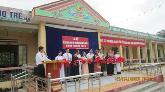 Trường Mầm non Hoa Phượng Đỏ, xã Phú Nhuận (Bảo Thắng) - công trình do Đảng bộ, nhân dân thành phố Hải Phòng trao tặng. Trường Mầm non Hoa Phượng Đỏ, xã Phú Nhuận (Bảo Thắng) - công trình do Đảng bộ, nhân dân thành phố Hải Phòng trao tặng.