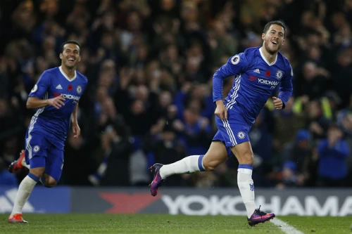 Hazard (phải) lập cú đúp vào lưới Everton.