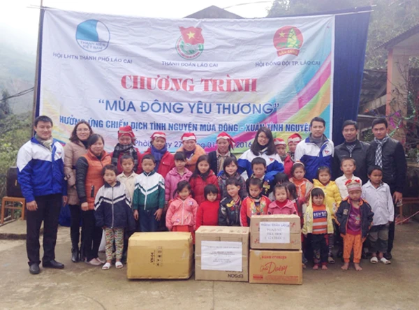 Thành đoàn tặng áo ấm cho các em học sinh Trường Tiểu học và Trung học cơ sở số 1 Tả Phời.