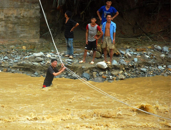 Cầu treo dẫn vào thôn Sủng Hoảng, xã Phìn Ngan bị lũ cuốn trôi cần sớm được đầu tư xây mới.