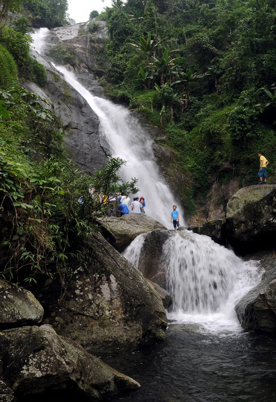 Giữa lưng chừng thác. Giữa lưng chừng thác.