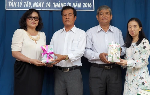 Nhà văn Phan Hồn Nhiên (phải) tham gia chuyến đi tặng sách cho phòng giáo dục huyện Châu Thành và Trung học cơ sở Đoàn Giỏi ở tỉnh Tiền Giang.