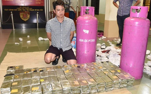 Nguyễn Quốc Hùng và tang vật tại cơ quan điều tra.