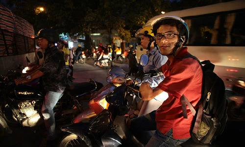 Hình ảnh chàng shipper không tay Lý Láo Lở trên đường phố Hà Nội khiến nhiều người cảm động và thán phục.