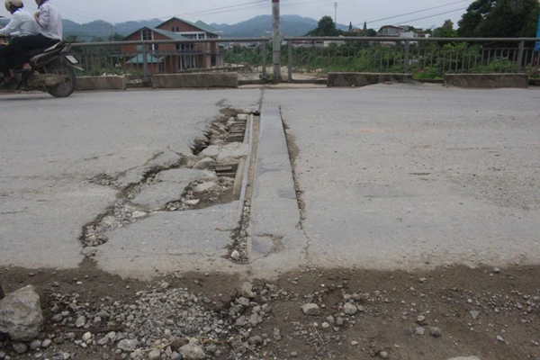 Có những điểm mặt cầu bị bong chóc chạy ngang, gây khó khăn cho người tham gia giao thông.