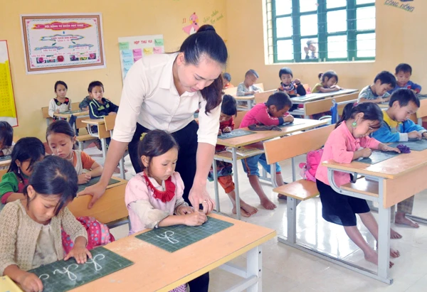 Giờ học của các em học sinh tiểu học ở Dền Thàng. Giờ học của các em học sinh tiểu học ở Dền Thàng.