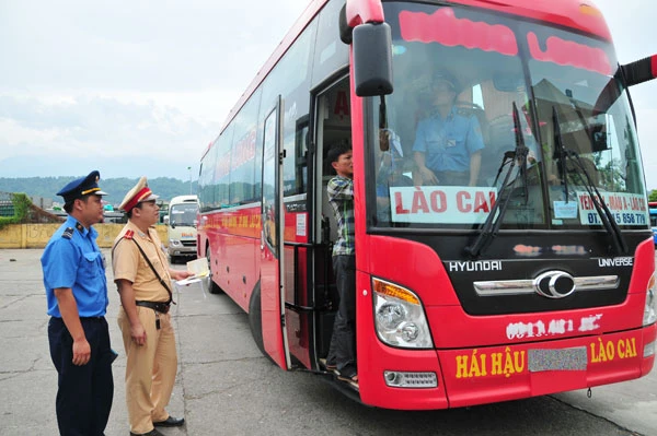 Kiểm tra việc chấp hành các qui định về vận tải hành khách.