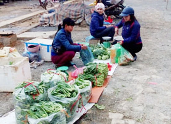 Giá thực phẩm giảm tạo thuận lợi cho người tiêu dùng.