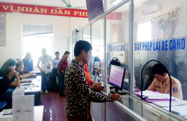 Hiện, có khoảng 80% số người sở hữu xe máy điện đến cơ quan chức năng làm thủ tục đăng ký. Hiện, có khoảng 80% số người sở hữu xe máy điện đến cơ quan chức năng làm thủ tục đăng ký.