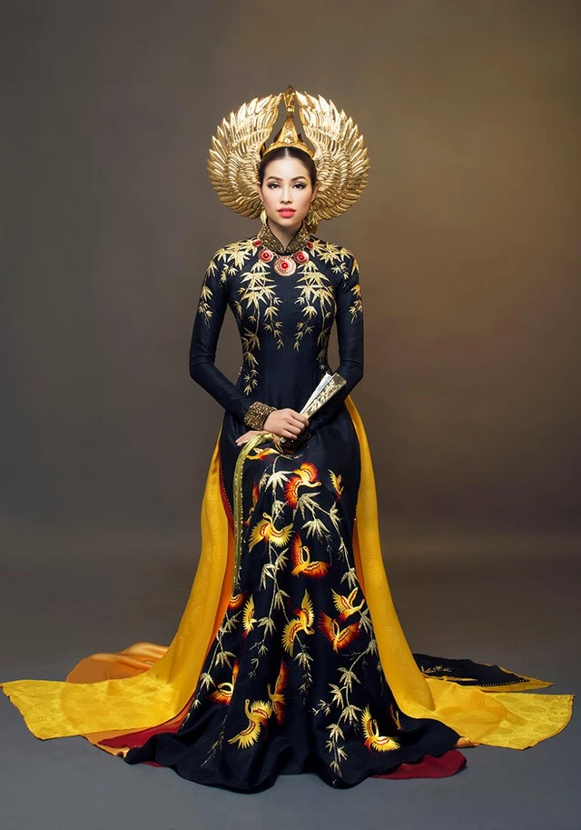 Bộ trang phục dân tộc ấn tượng của Phạm Hương mang đi dự thi Miss Universe 2015. Bộ trang phục dân tộc ấn tượng của Phạm Hương mang đi dự thi Miss Universe 2015.