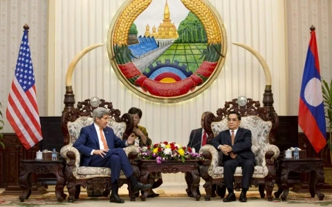 Thủ tướng Lào Thammavong (phải) tiếp Ngoại trưởng Mỹ John Kerry.