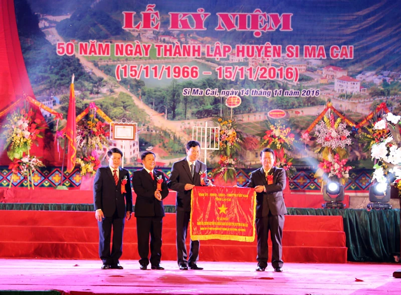 Đồng chí Nguyễn Văn Vịnh, Bí thư Tỉnh uỷ trao Bức trướng của Tỉnh ủy, HĐND, UBND, UBMTTQ tỉnh cho huyện Si Ma Cai.