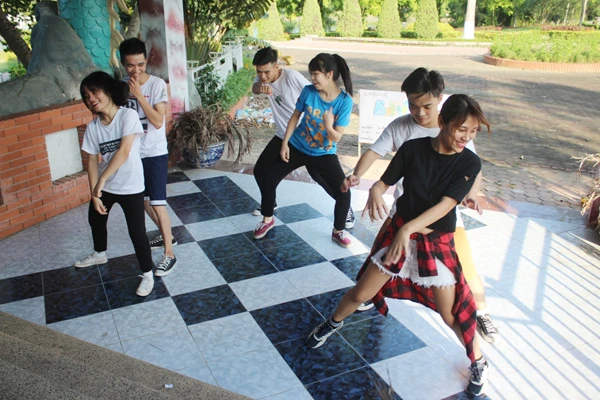 Một buổi tập của các thành viên nhóm Butterfy.