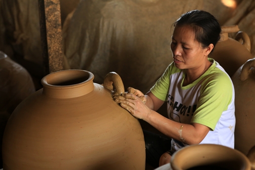 Những người thợ vẫn trung thành với việc sản xuất các sản phẩm gốm bằng thủ công là chính. Những người thợ vẫn trung thành với việc sản xuất các sản phẩm gốm bằng thủ công là chính.